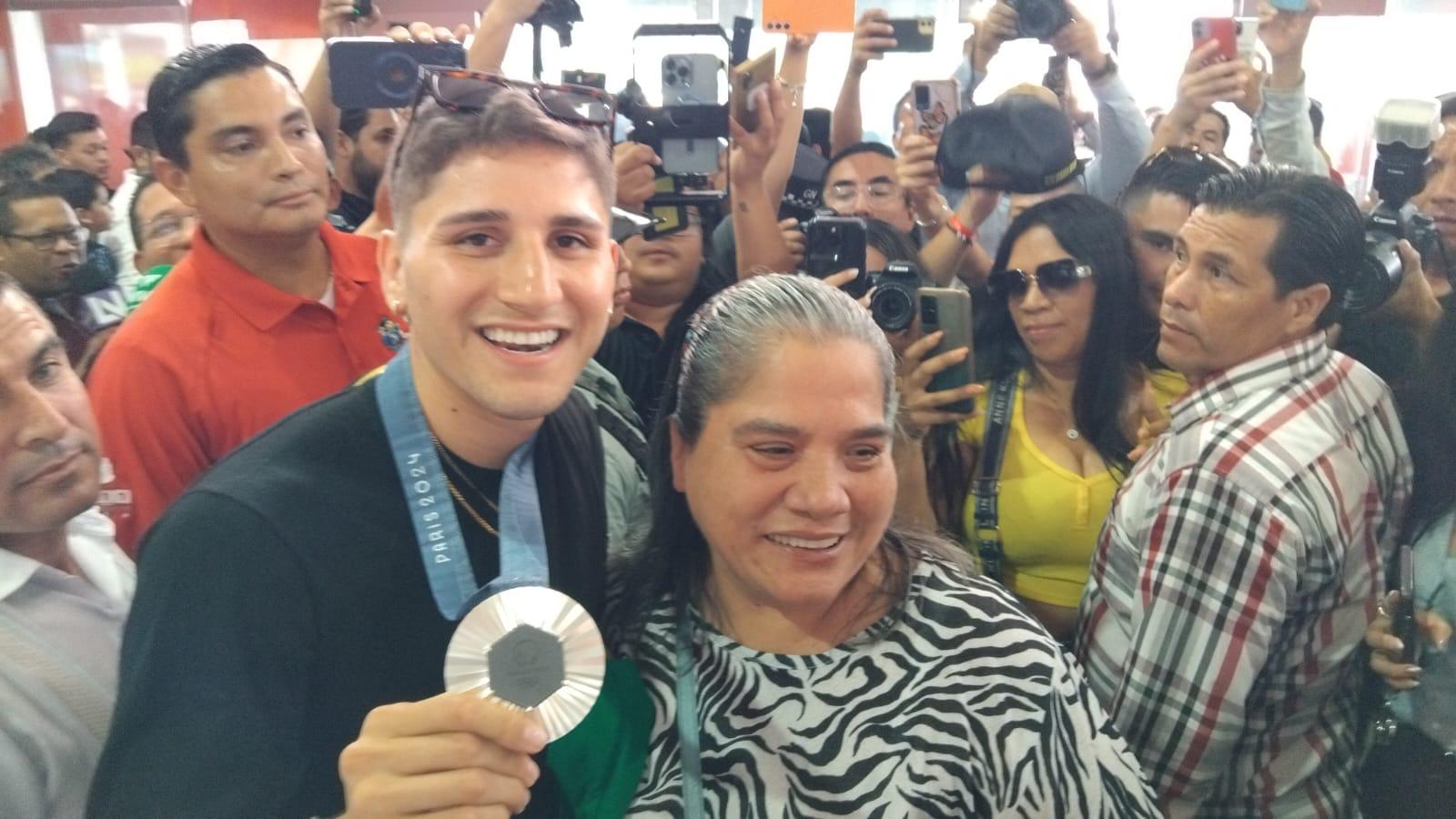 $!Al son de la tambora, Marco Alonso Verde Álvarez es recibido en su tierra