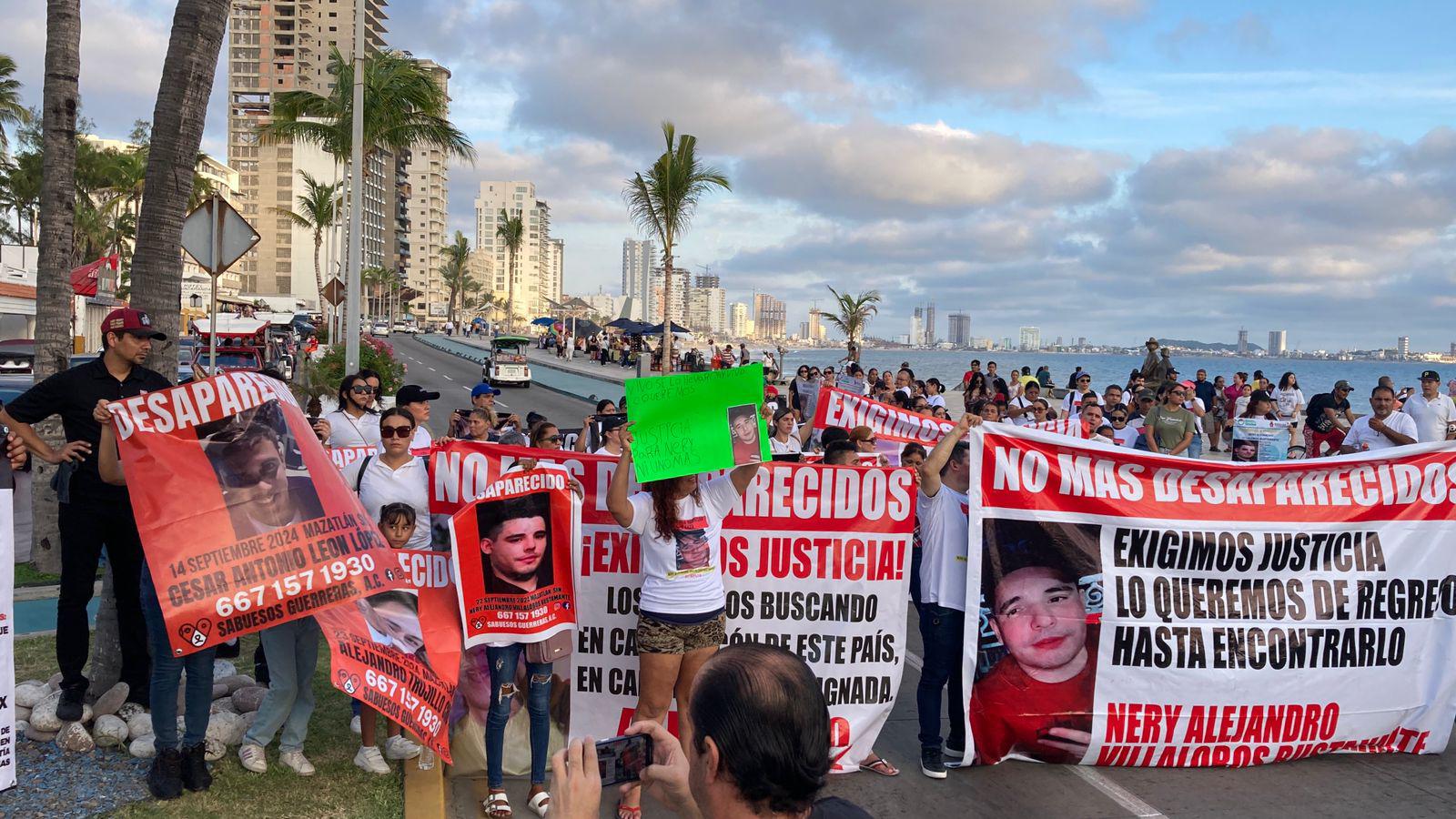 $!Mientras AMLO, Claudia y Rocha van a Rosario; en Mazatlán familias claman por sus desaparecidos y bloquean en la zona turística