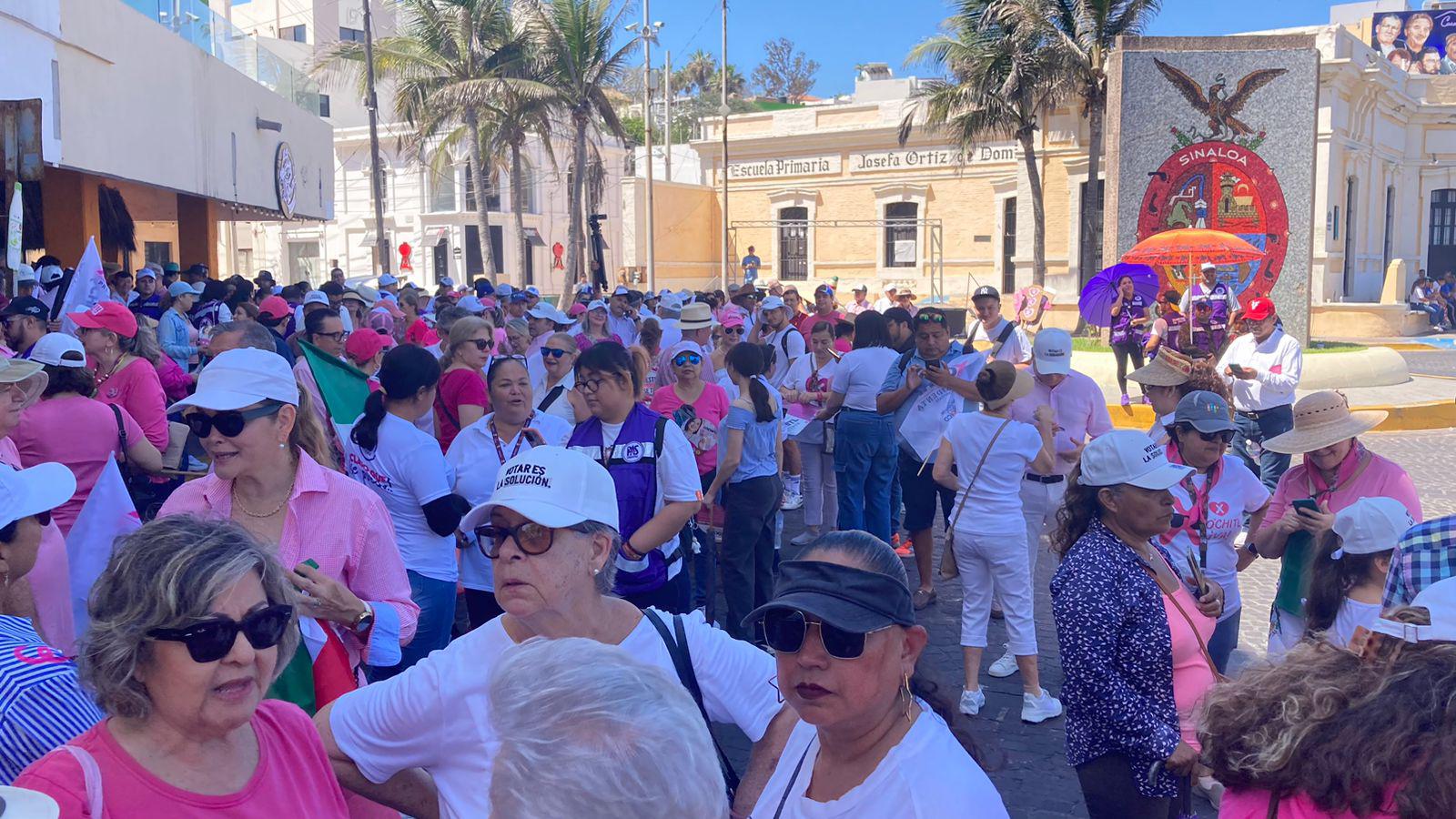 $!Se forma la Marea Rosa en Mazatlán para defender a la democracia