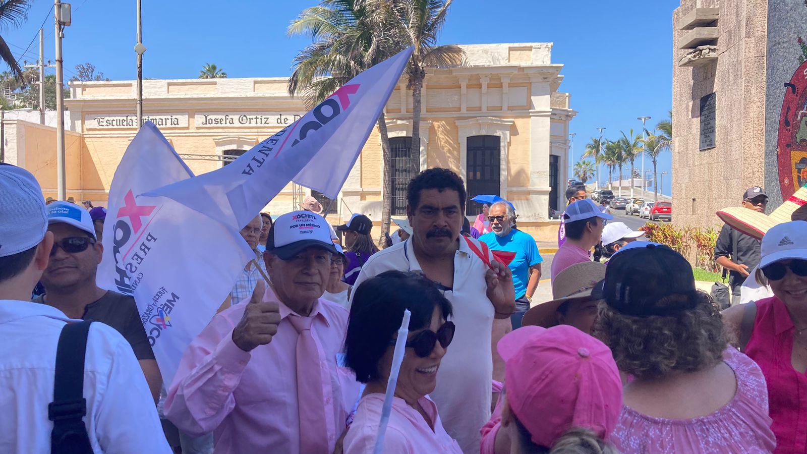 $!Se forma la Marea Rosa en Mazatlán para defender a la democracia