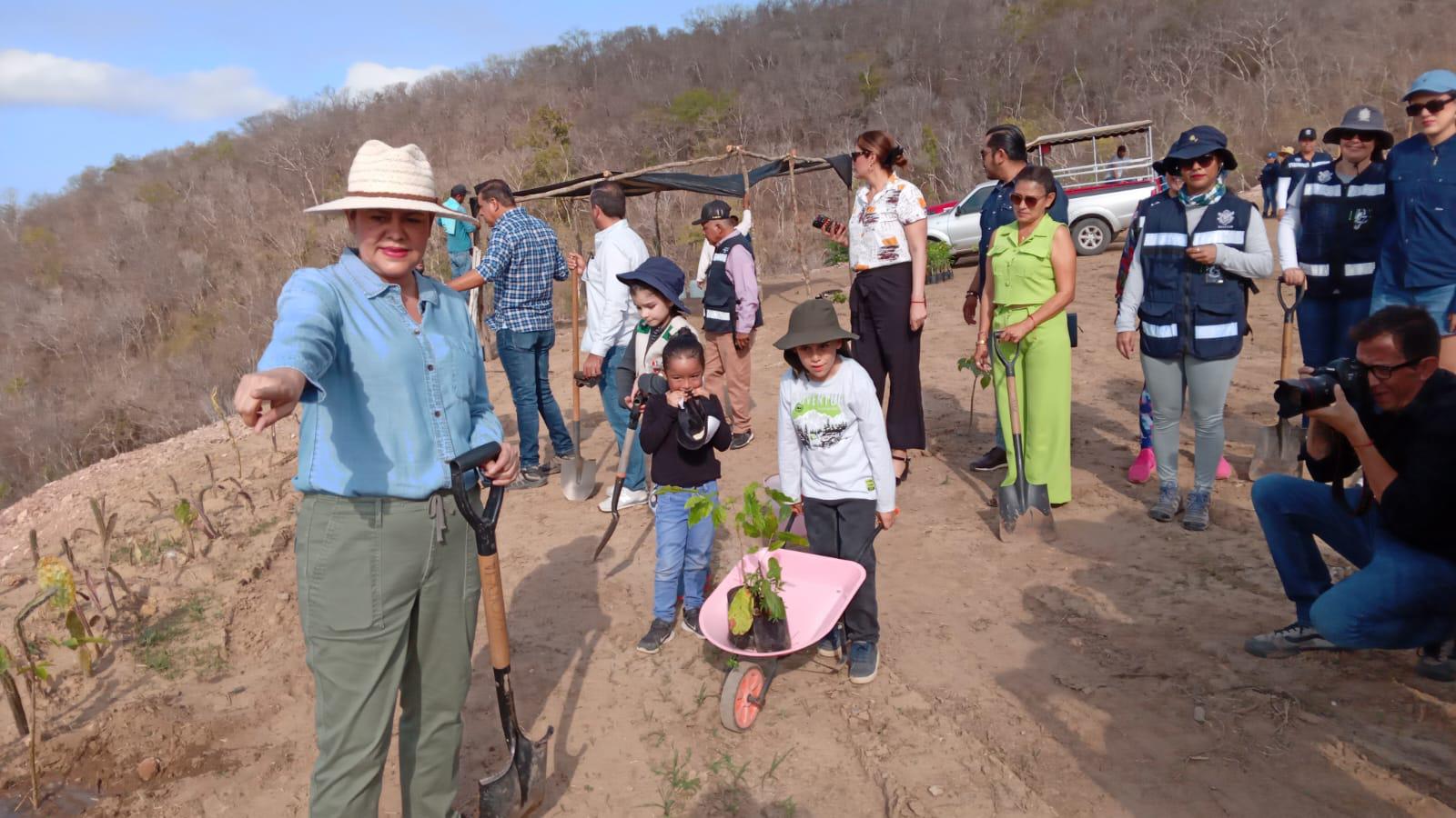 $!Celebran Día Mundial del Medio Ambiente con reforestación en área cerrada del Basurón de Mazatlán