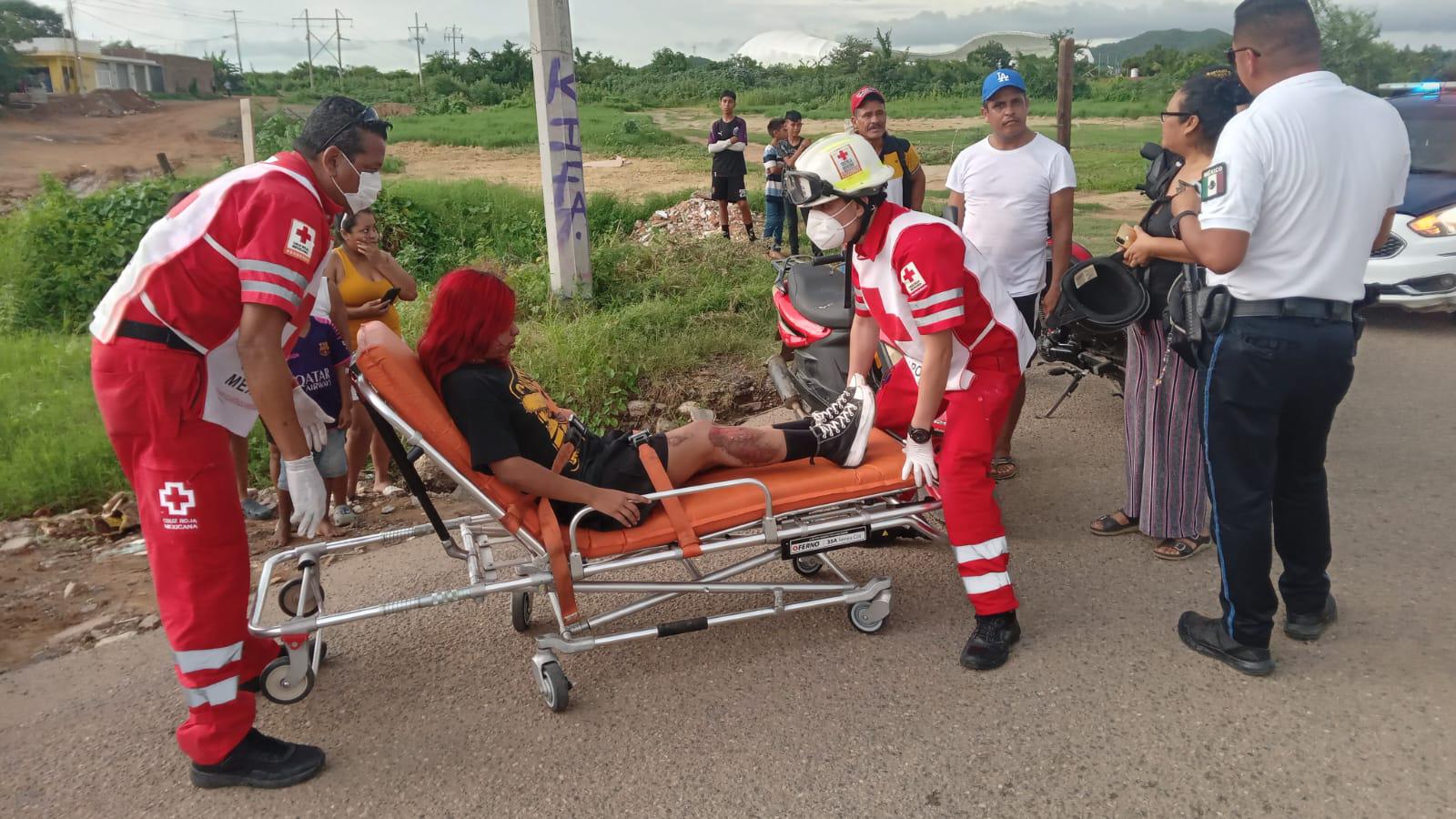 $!Hermanas quedan heridas tras derrapar su moto en Mazatlán