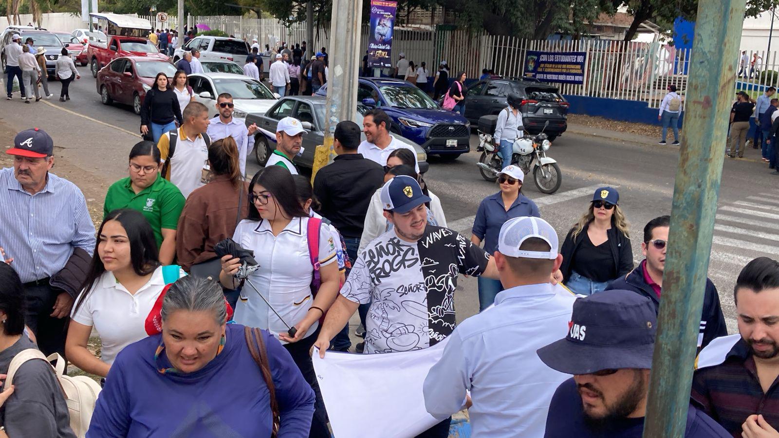 $!Trabajadores y alumnos de la UAS hacen manifestación pacífica en Mazatlán, Culiacán y Los Mochis