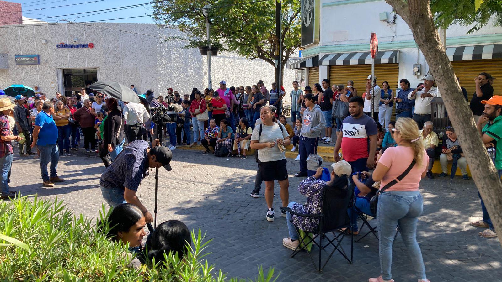 $!Manifestantes intentaron ingresar al despacho de la Alcaldesa de Mazatlán