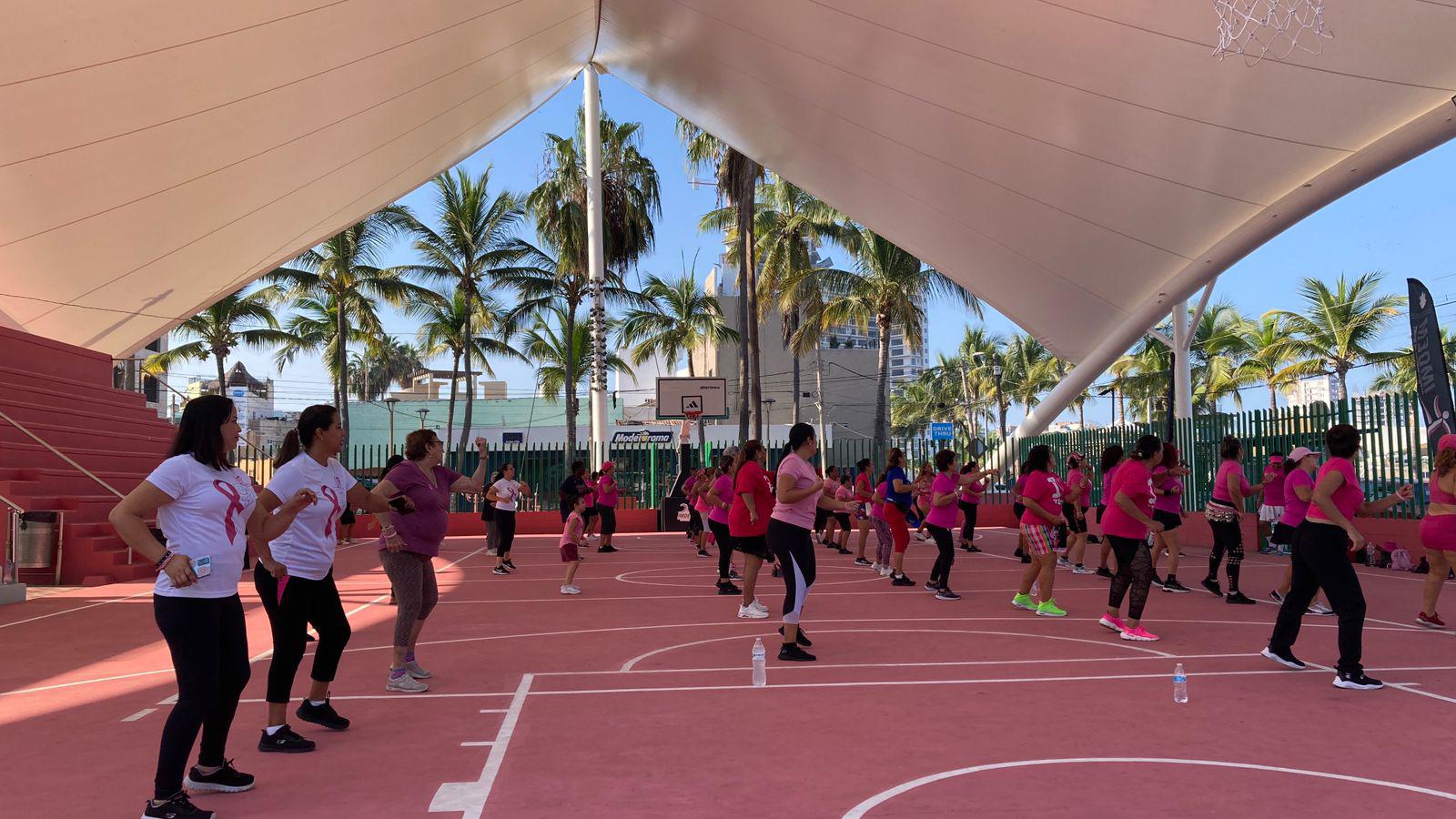 $!Activa Grupo Reto a más de 50 mujeres con su ‘Baile Rosa’ de zumba y masterclass