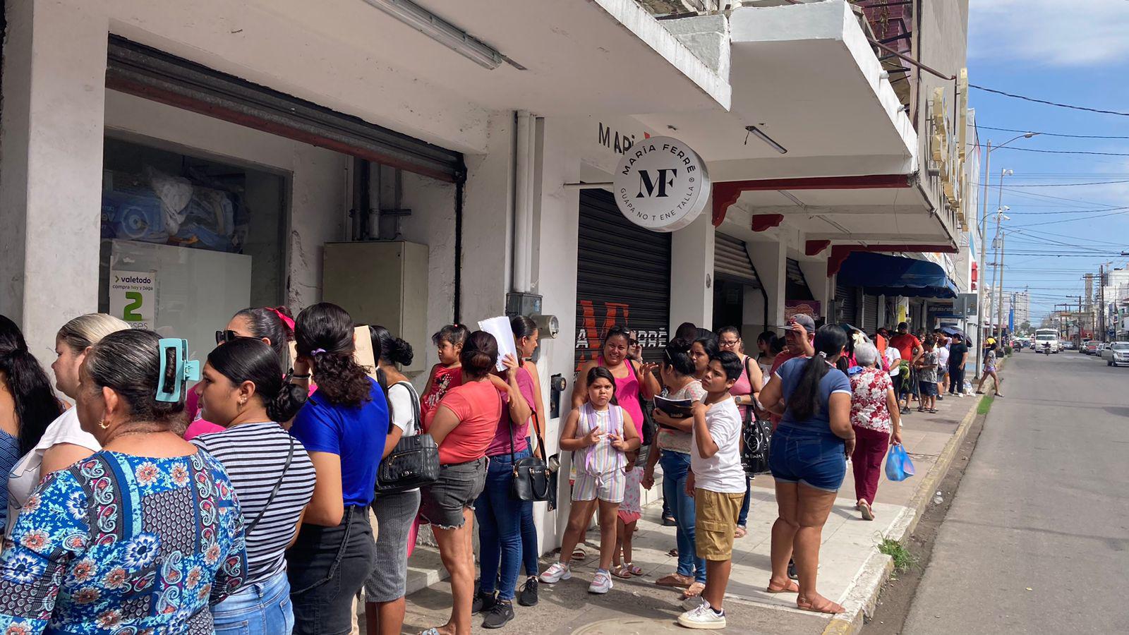 $!Papelerías y tiendas de ropa atienden a padres en primer día de canje escolar en el Centro de Mazatlán