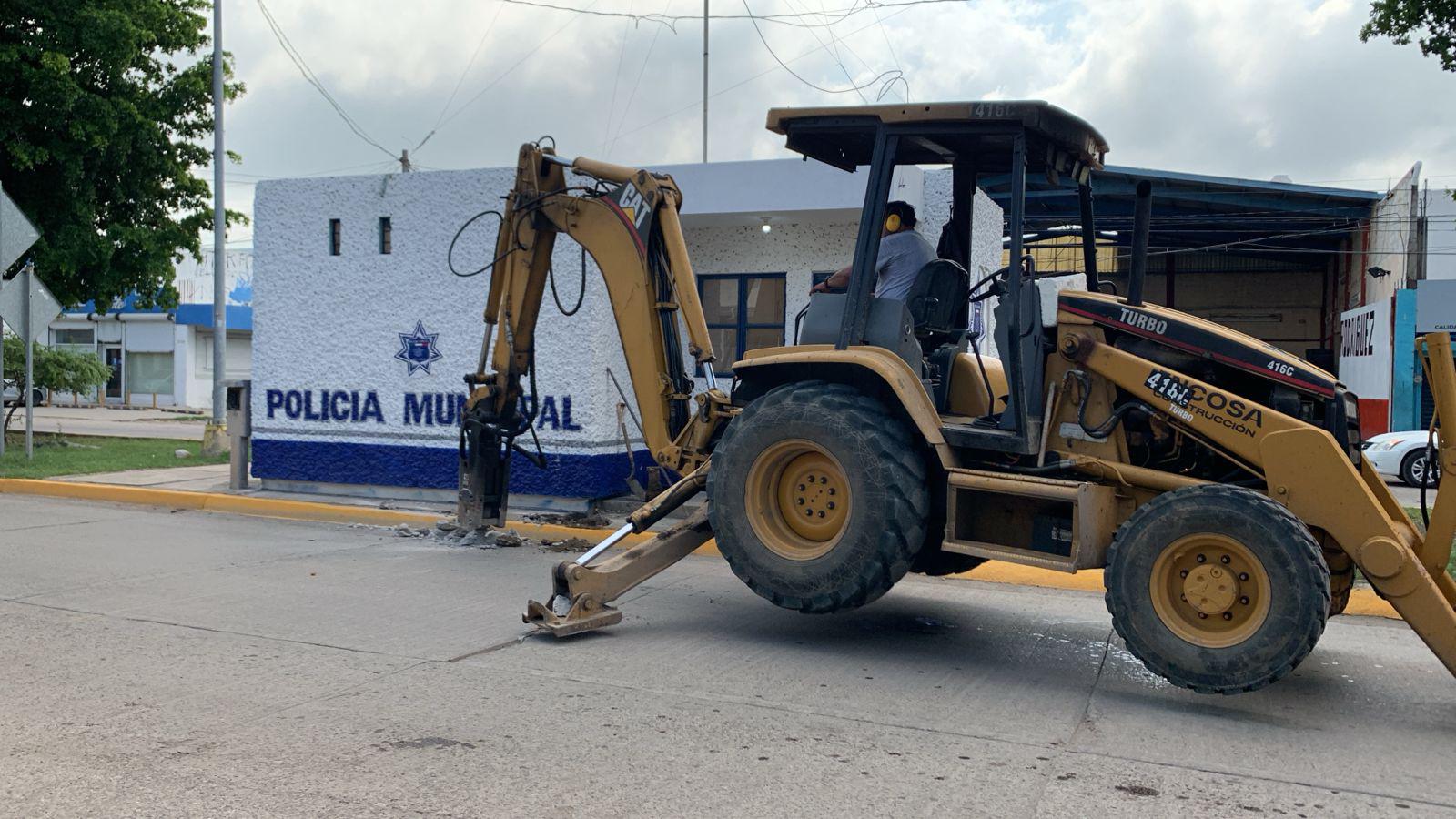 $!Cierran carril de la Avenida Santa Rosa, de la caseta de policía hacia las vías del tren