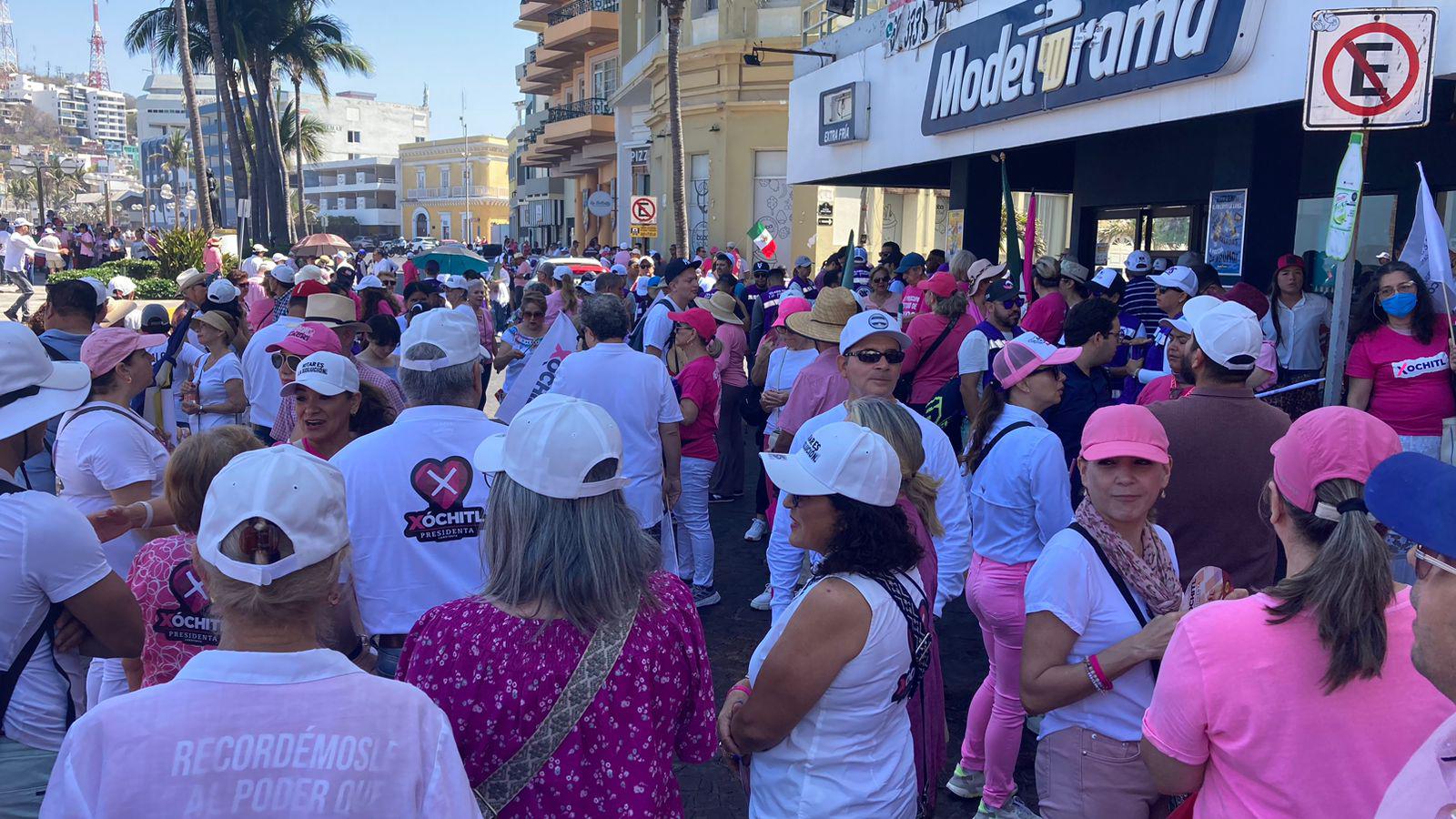 $!Se forma la Marea Rosa en Mazatlán para defender a la democracia