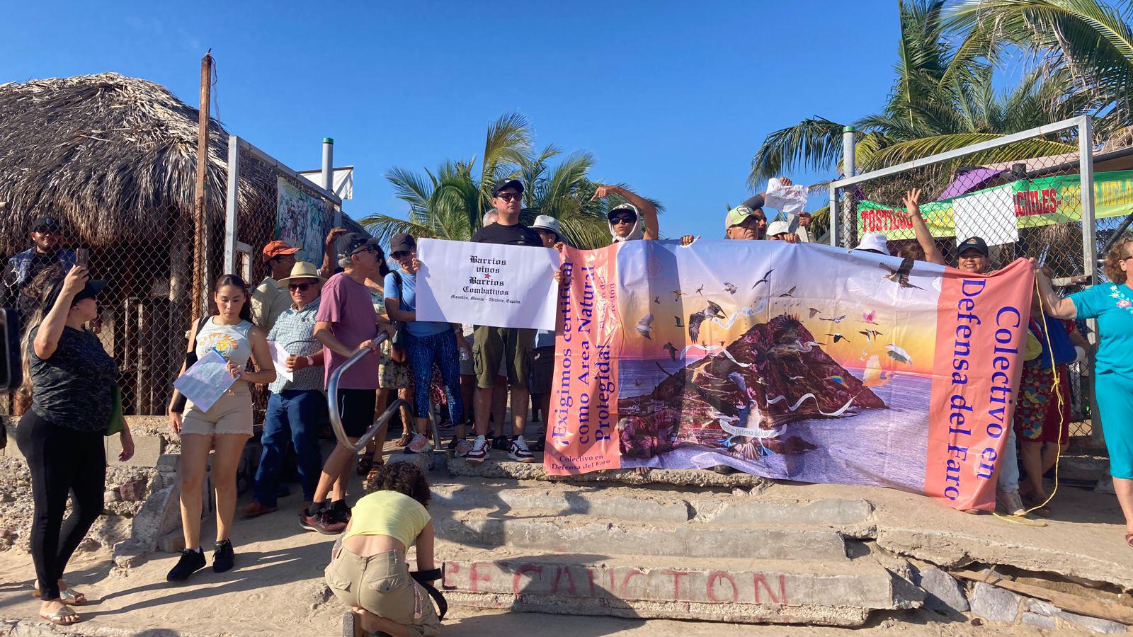 $!Manifestantes reabren acceso a playa de Mazatlán cerrado por la iniciativa privada