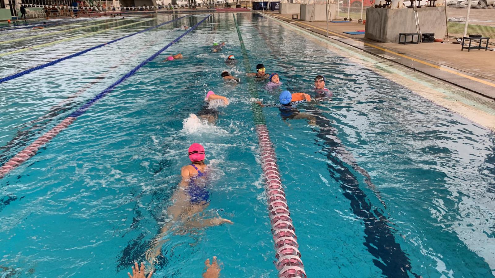 $!Alumnos de la Escuela Municipal de Natación de Rosario visitan la alberca olímpica de Mazatlán