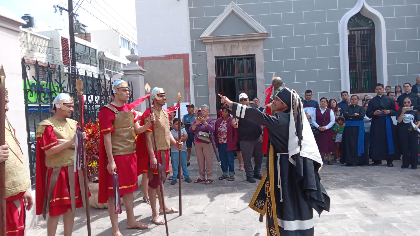 $!Realizan Viacrucis en el Atrio de la Catedral de Mazatlán