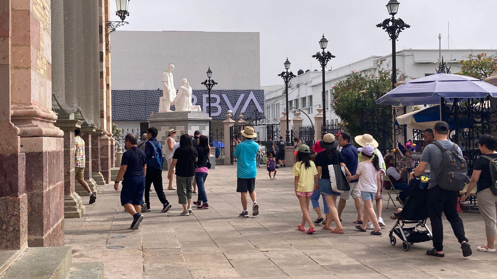 $!Turismo extranjero toma las calles del Centro de Mazatlán y sus alrededores