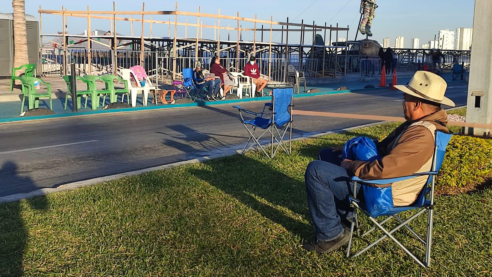 $!Cientos de personas ya apartan lugar en el malecón para desfile del Carnaval de Mazatlán