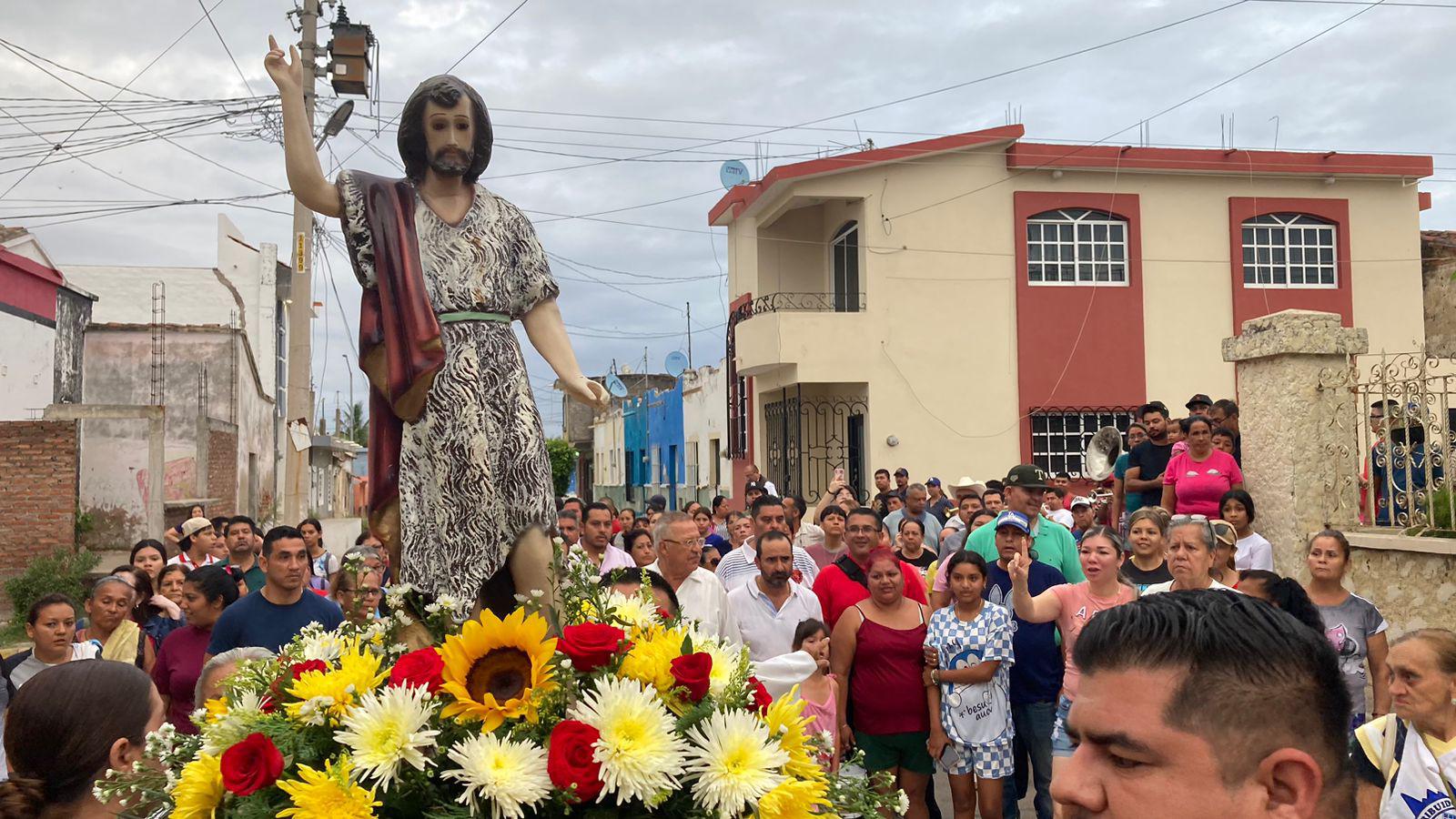 $!Celebran a San Juan Bautista con tradicional baño en Villa Unión