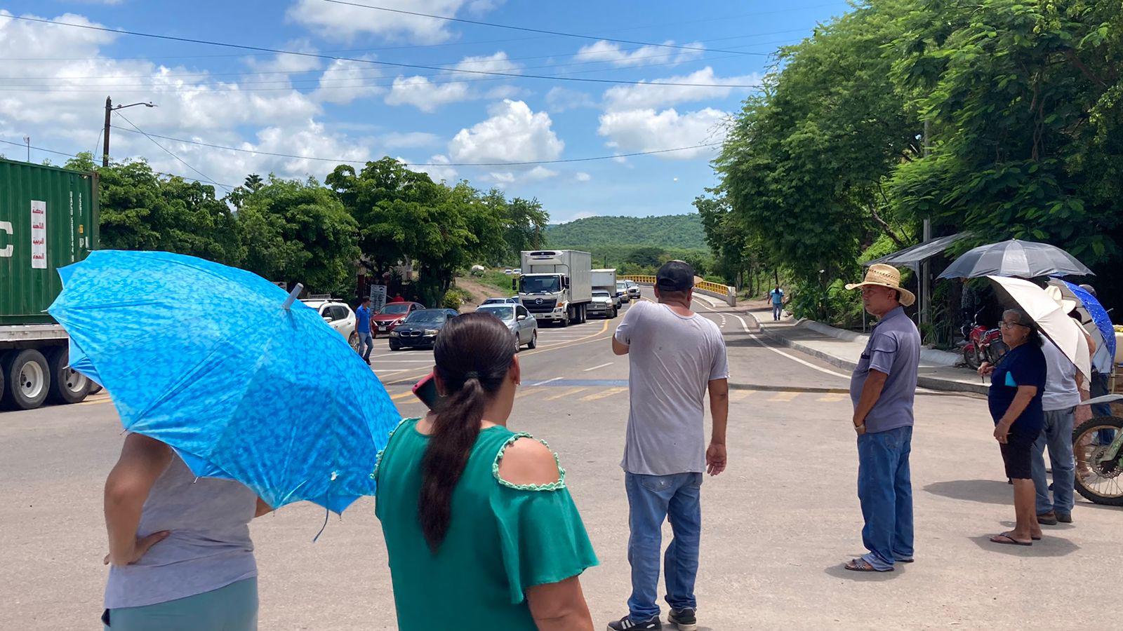 $!Tras dos horas de bloqueo, liberan la carretera Mazatlán-Culiacán, en El Puente de El Quelite