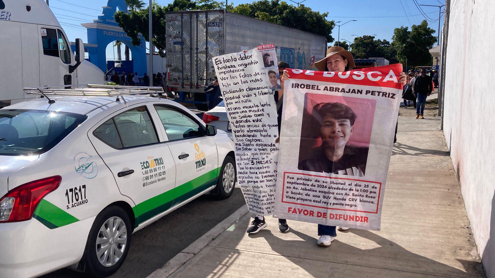 $!Bloquean familiares de personas desaparecidas la avenida frente a muelle de cruceros para exigir ayuda para buscarlos