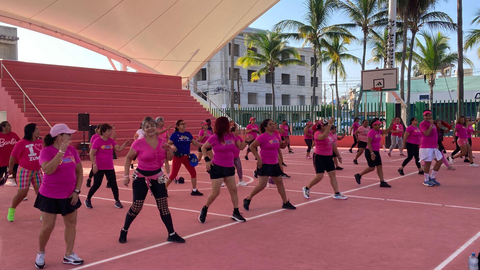 $!Activa Grupo Reto a más de 50 mujeres con su ‘Baile Rosa’ de zumba y masterclass