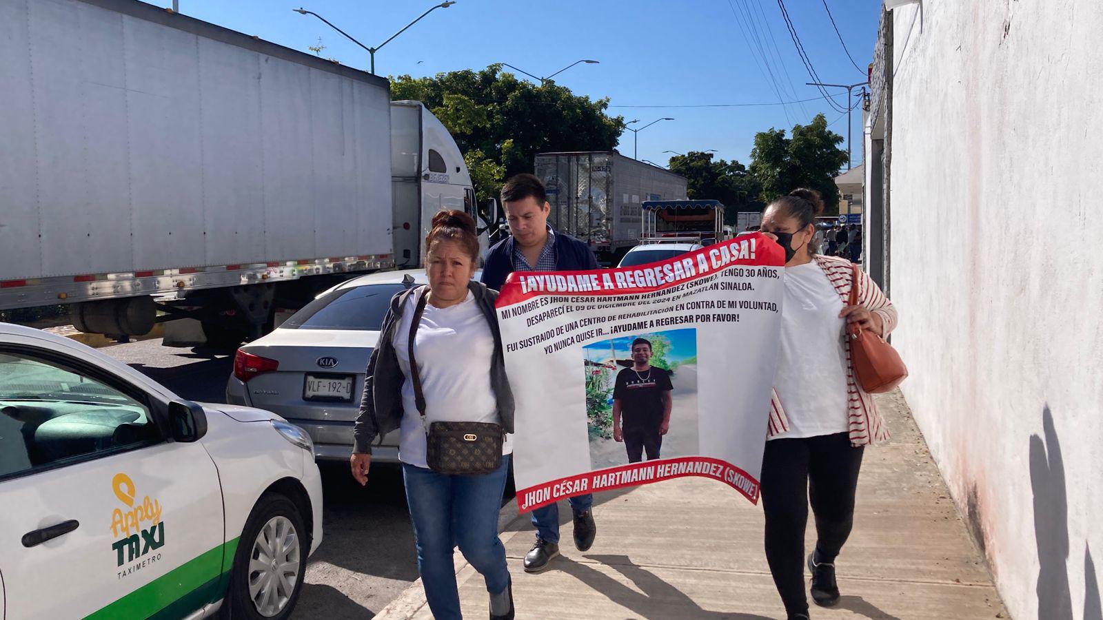 $!Bloquean familiares de personas desaparecidas la avenida frente a muelle de cruceros para exigir ayuda para buscarlos