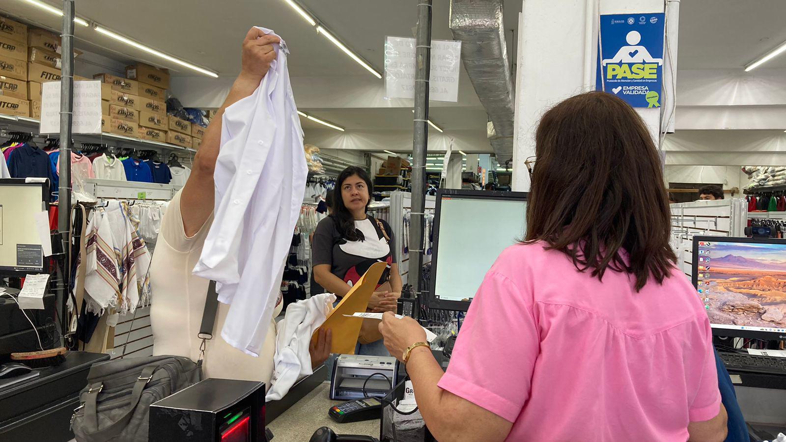 $!Tienen comercios un sábado movido con la venta de uniformes y útiles escolares