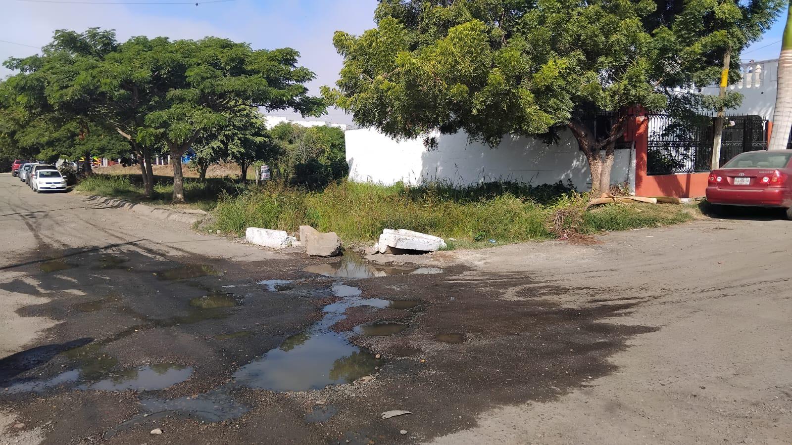 $!Denuncian vecinos de Villas del Estero fuga con la que han batallado por años