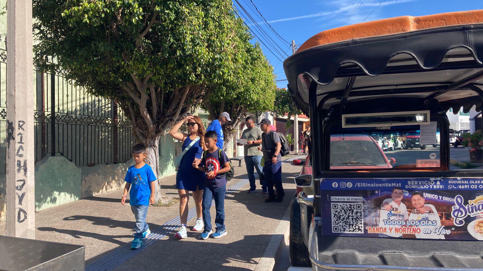 $!Pasajeros del crucero número 100 recorren lugares emblemáticos de Mazatlán