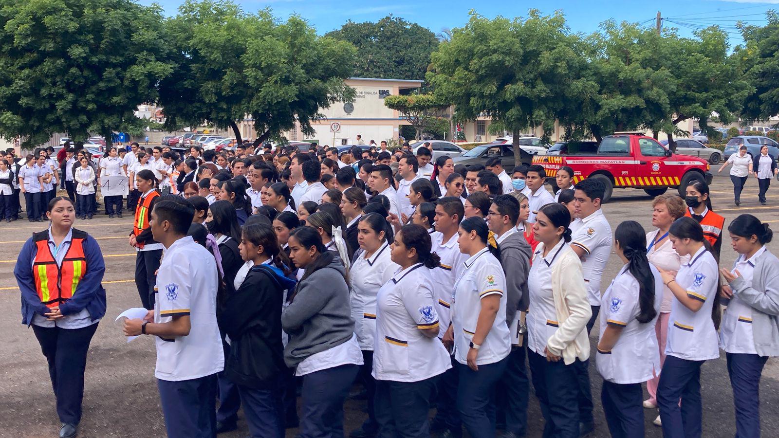 $!Participan cerca de 600 alumnos de facultad de Enfermería en simulacro de incendio de laboratorio