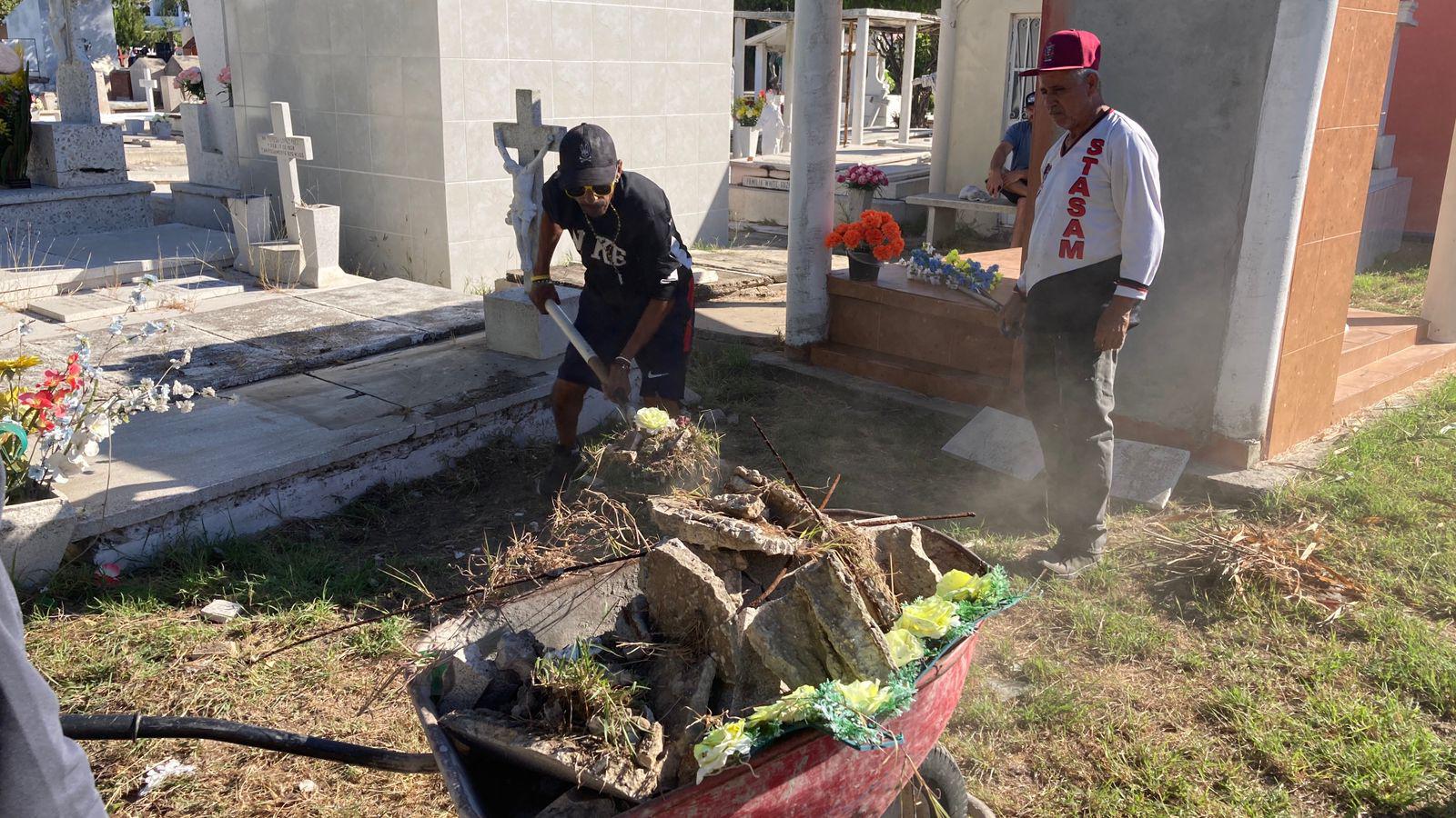 $!Asegura Alcaldesa que población mazatleca puede acudir con tranquilidad a panteones en este Día de Muertos