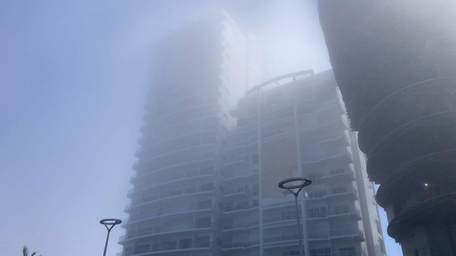 $!‘Desaparecen’ zonas de Mazatlán por la neblina