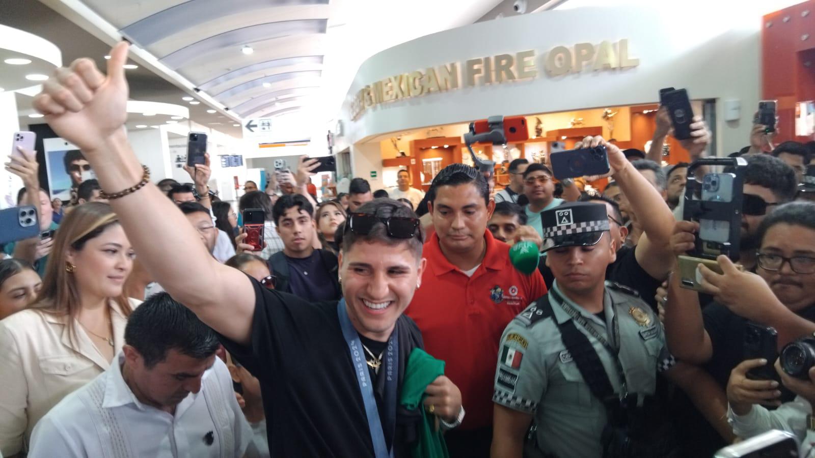 $!Al son de la tambora, Marco Alonso Verde Álvarez es recibido en su tierra