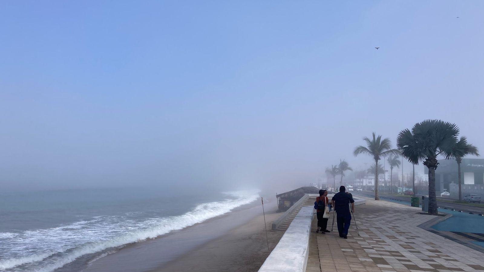 $!‘Desaparecen’ zonas de Mazatlán por la neblina