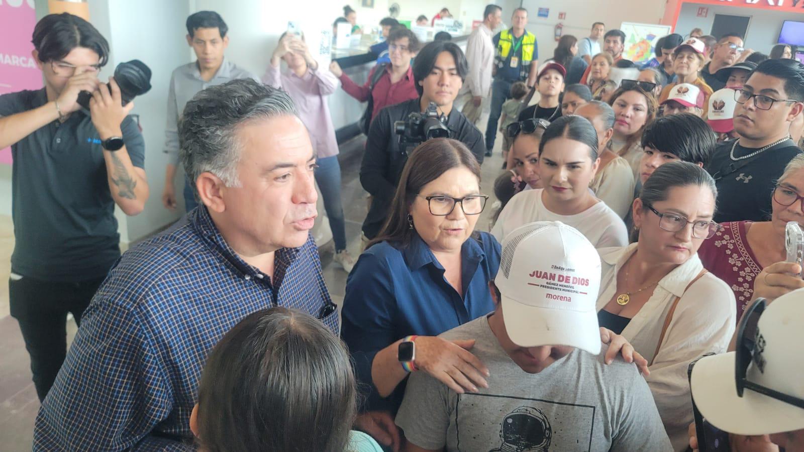 $!Hasta con banda esperan a Claudia Sheinbaum en el Aeropuerto de Culiacán