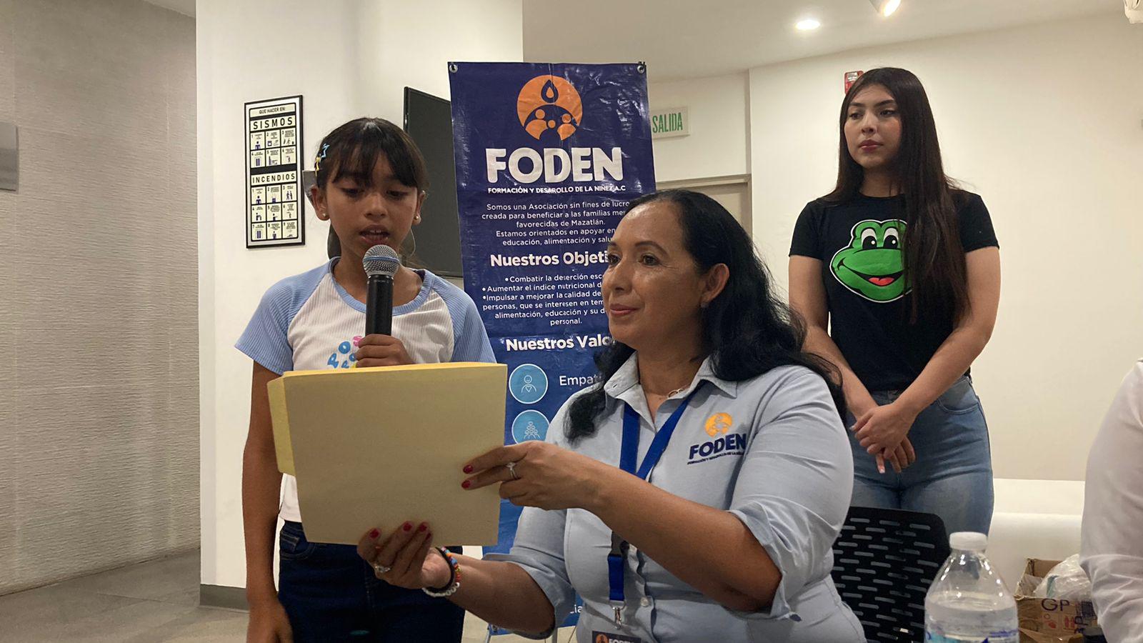 $!Melanie Paloma Osuna González, alumna de 10 años de la Escuela Juan Escutia, da las gracias a Foden.