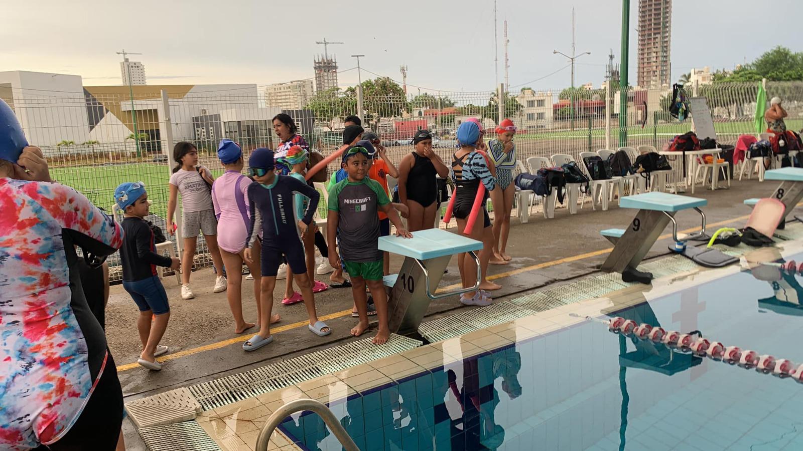 $!Alumnos de la Escuela Municipal de Natación de Rosario visitan la alberca olímpica de Mazatlán