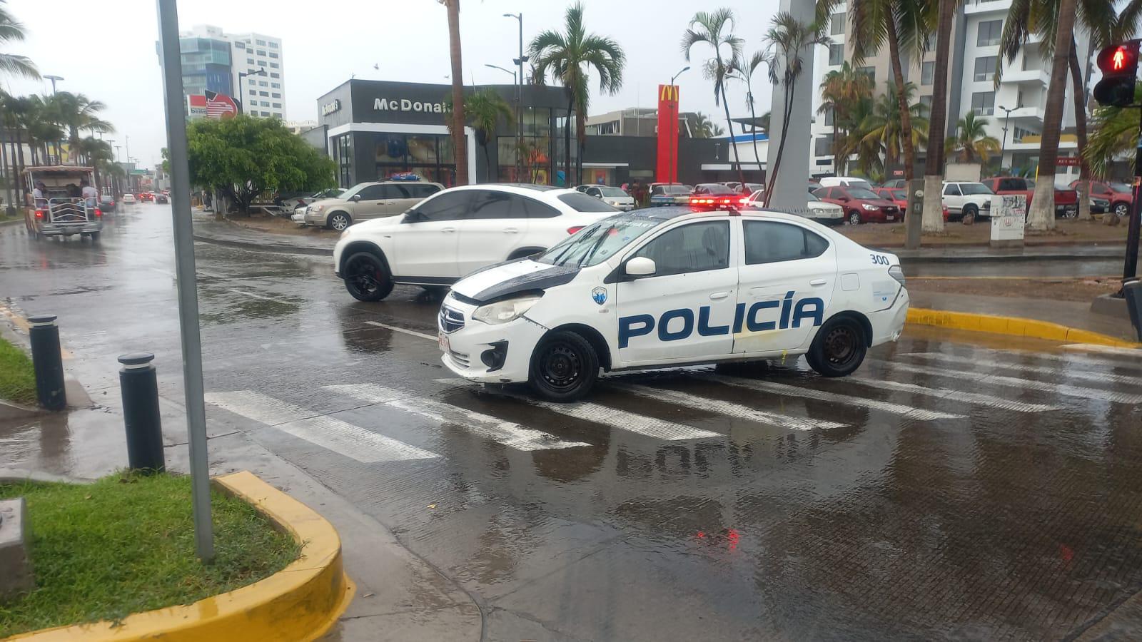 $!Fuertes inundaciones provocan caos vial y cierre de avenidas en Mazatlán