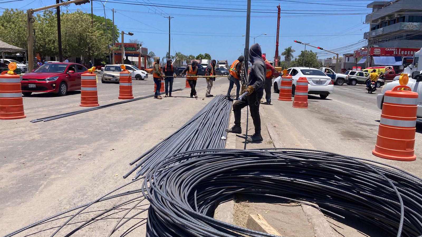 $!Continúa construcción de puente a desnivel en el Libramiento Colosio