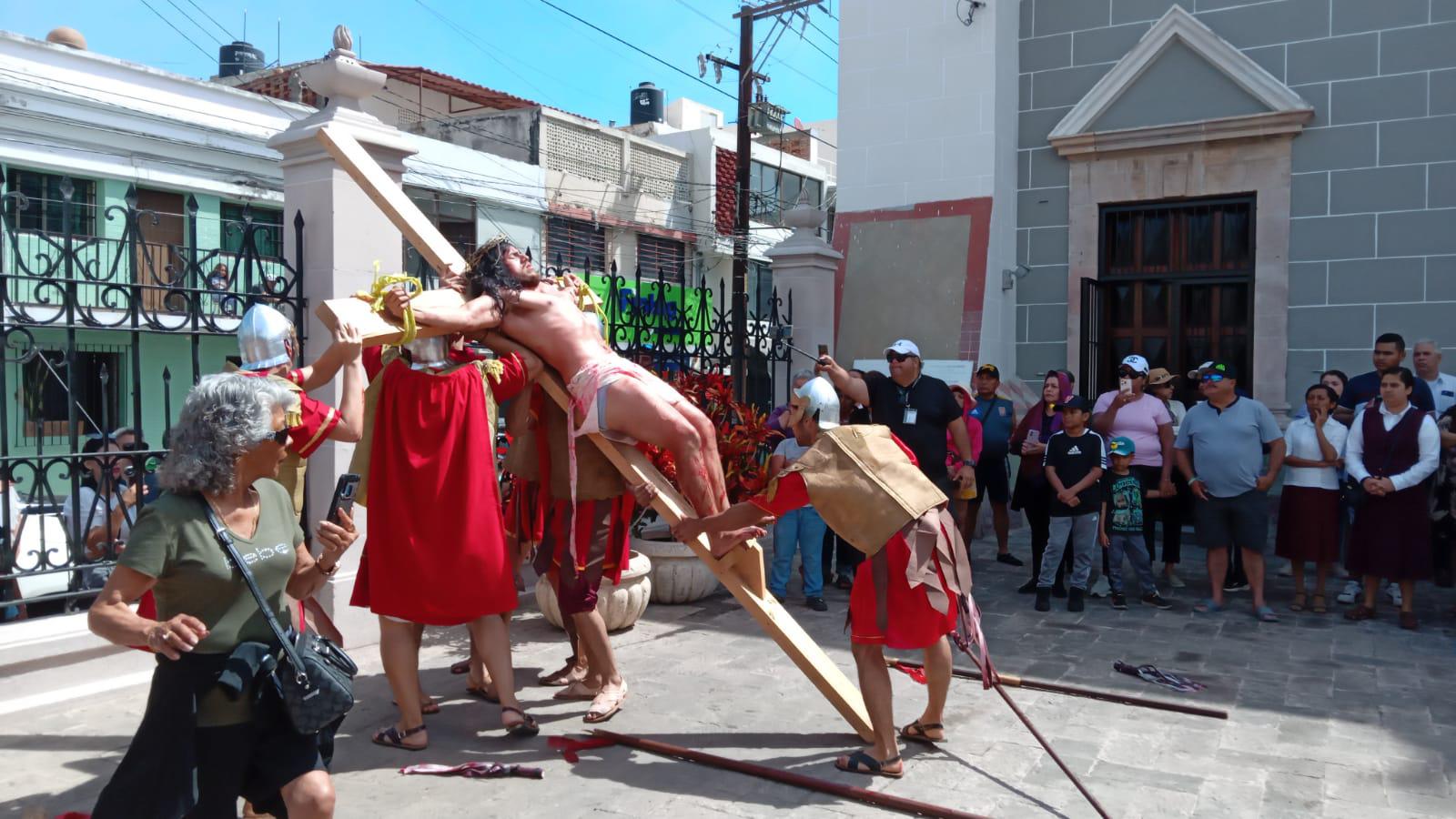 $!Realizan Viacrucis en el Atrio de la Catedral de Mazatlán