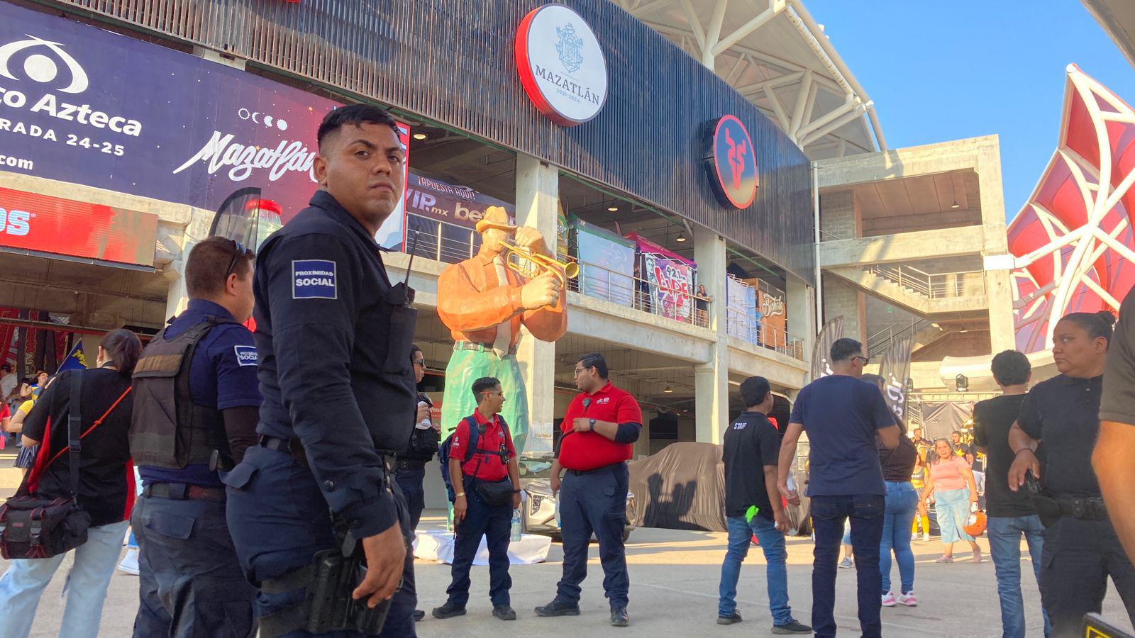 $!Patrullas de la Marina realizan rondines a las afueras del Estadio Teodoro Mariscal