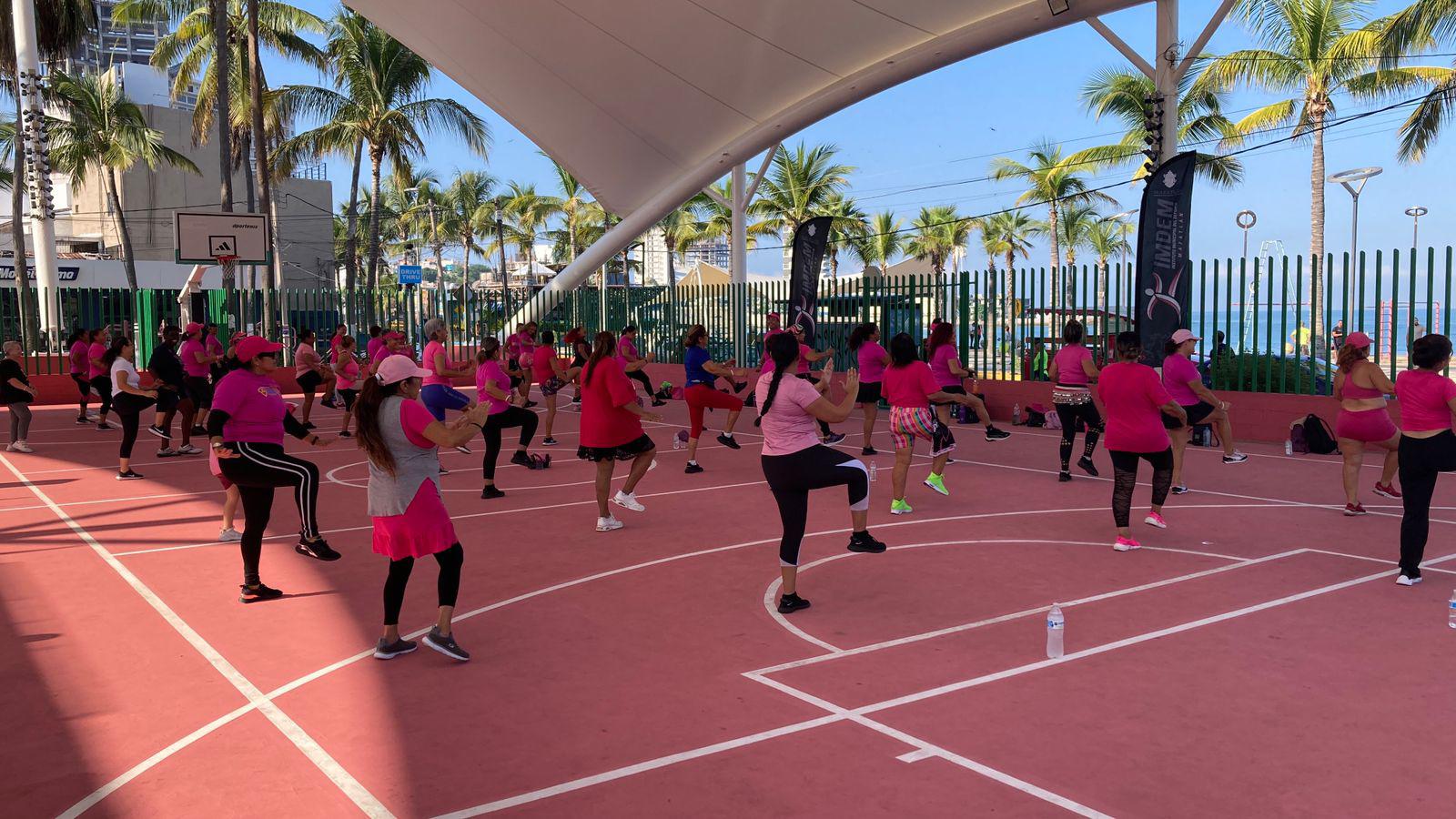 $!Activa Grupo Reto a más de 50 mujeres con su ‘Baile Rosa’ de zumba y masterclass