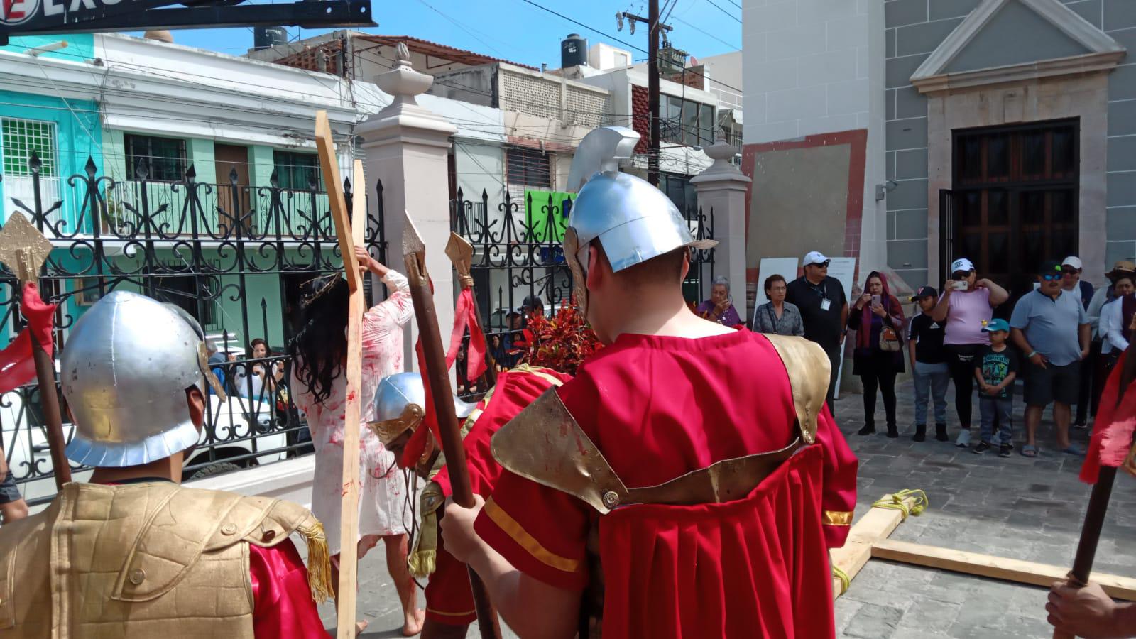 $!Realizan Viacrucis en el Atrio de la Catedral de Mazatlán