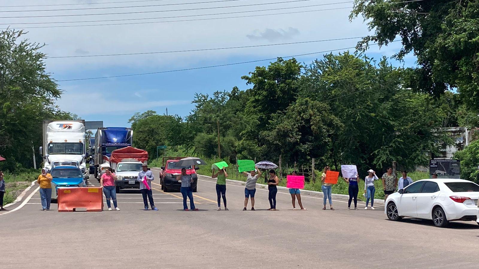 $!Tras dos horas de bloqueo, liberan la carretera Mazatlán-Culiacán, en El Puente de El Quelite