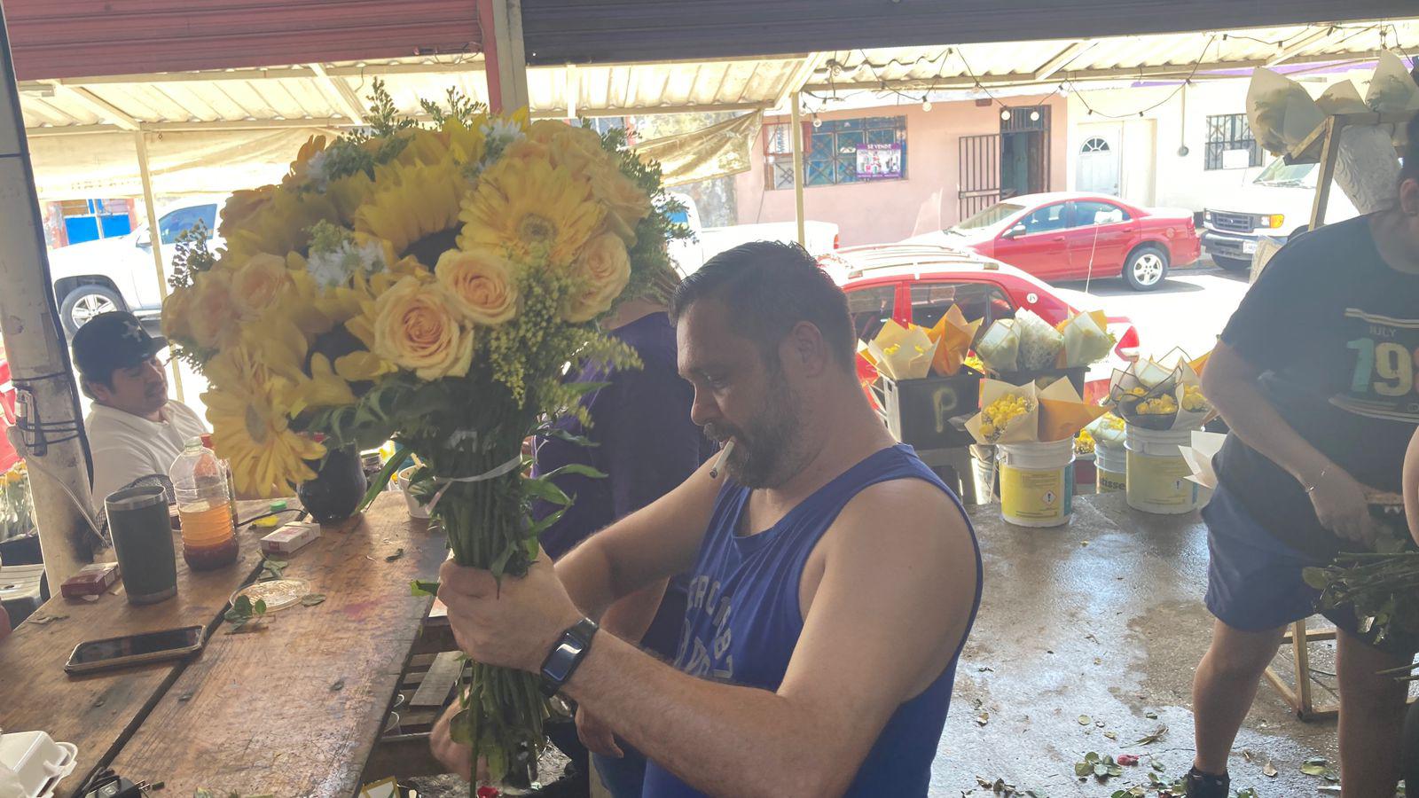 $!‘Fiebre’ de las flores amarillas se apodera de Mazatlán con ventas fluidas