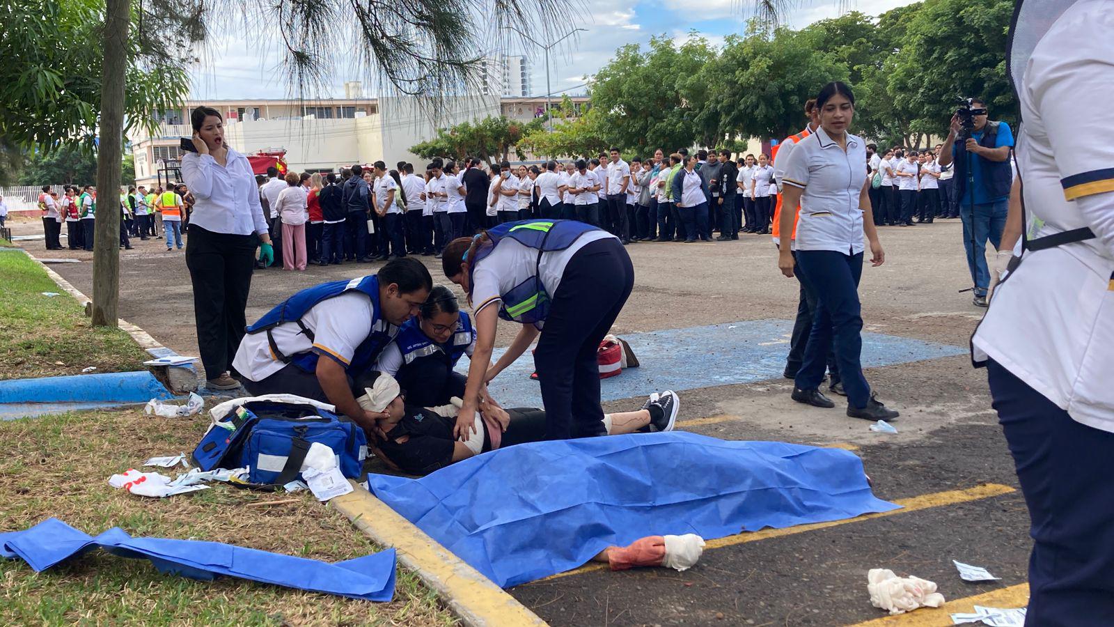 $!Participan cerca de 600 alumnos de facultad de Enfermería en simulacro de incendio de laboratorio