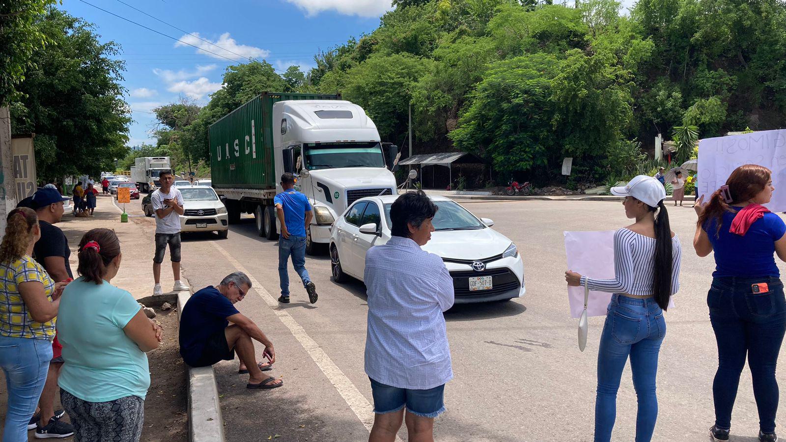 $!Tras dos horas de bloqueo, liberan la carretera Mazatlán-Culiacán, en El Puente de El Quelite