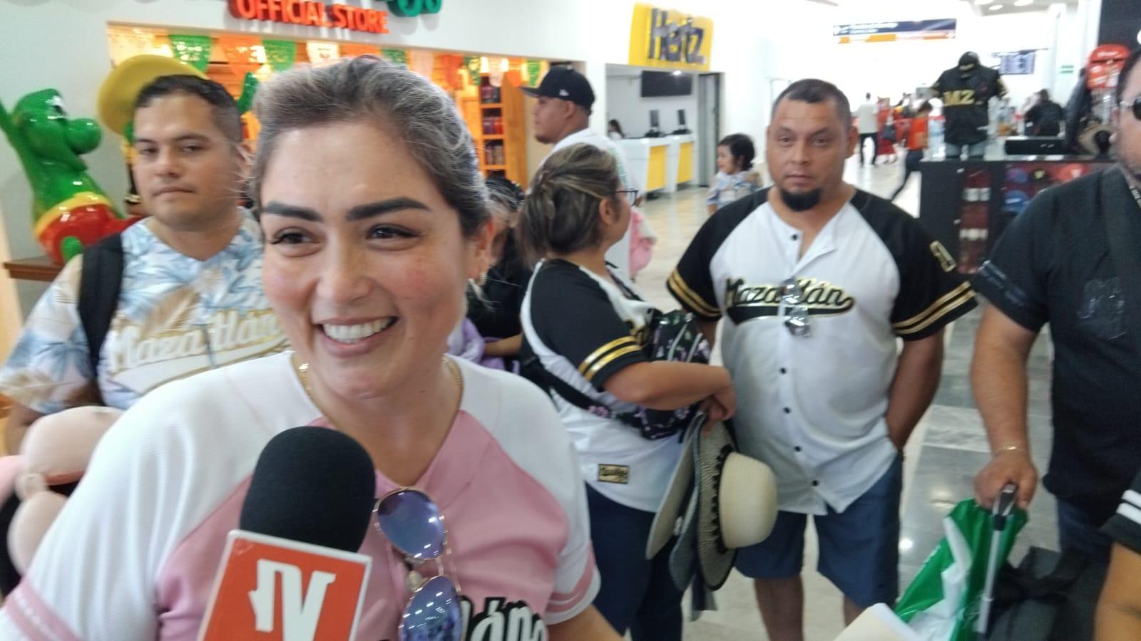 $!Turistas vuelan de regreso tras puente patrio en Mazatlán a pesar de inseguridad en Sinaloa