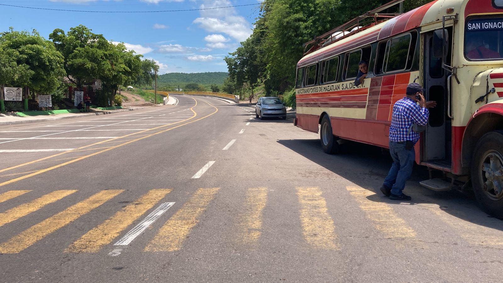 $!Tras dos horas de bloqueo, liberan la carretera Mazatlán-Culiacán, en El Puente de El Quelite