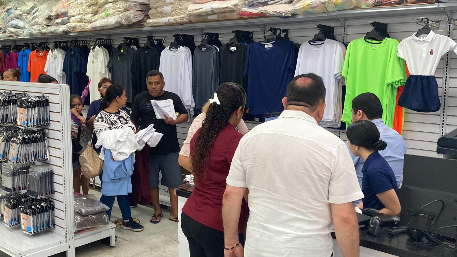 $!Papelerías y tiendas de ropa atienden a padres en primer día de canje escolar en el Centro de Mazatlán