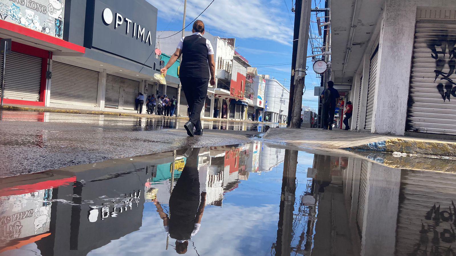 $!En pleno Centro de Mazatlán se desperdician miles de litros de agua potable por una fuga