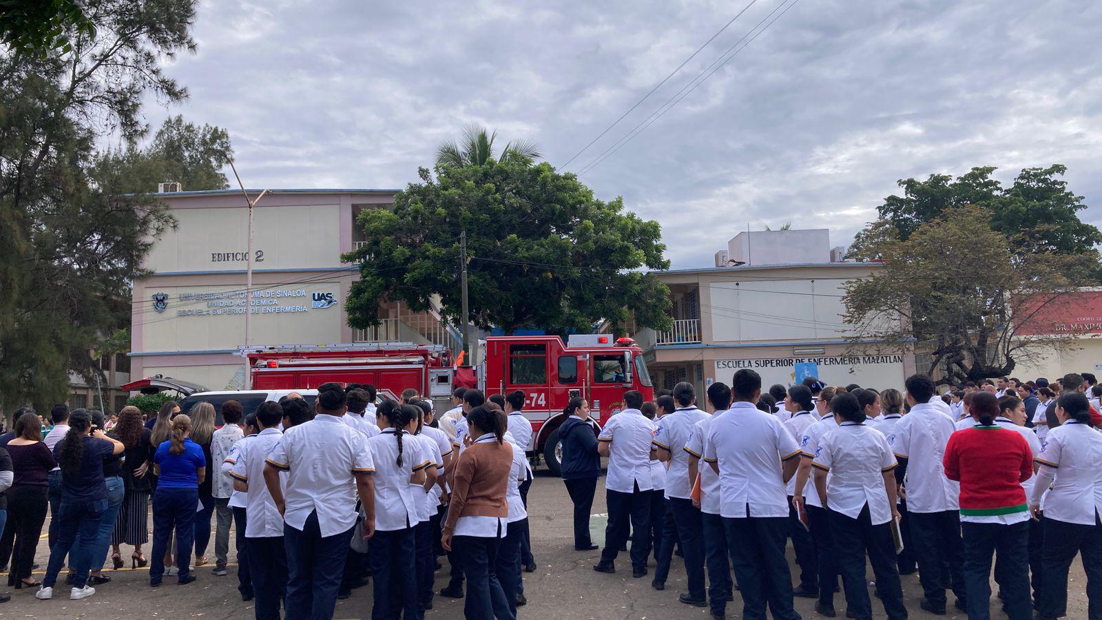 $!Participan cerca de 600 alumnos de facultad de Enfermería en simulacro de incendio de laboratorio