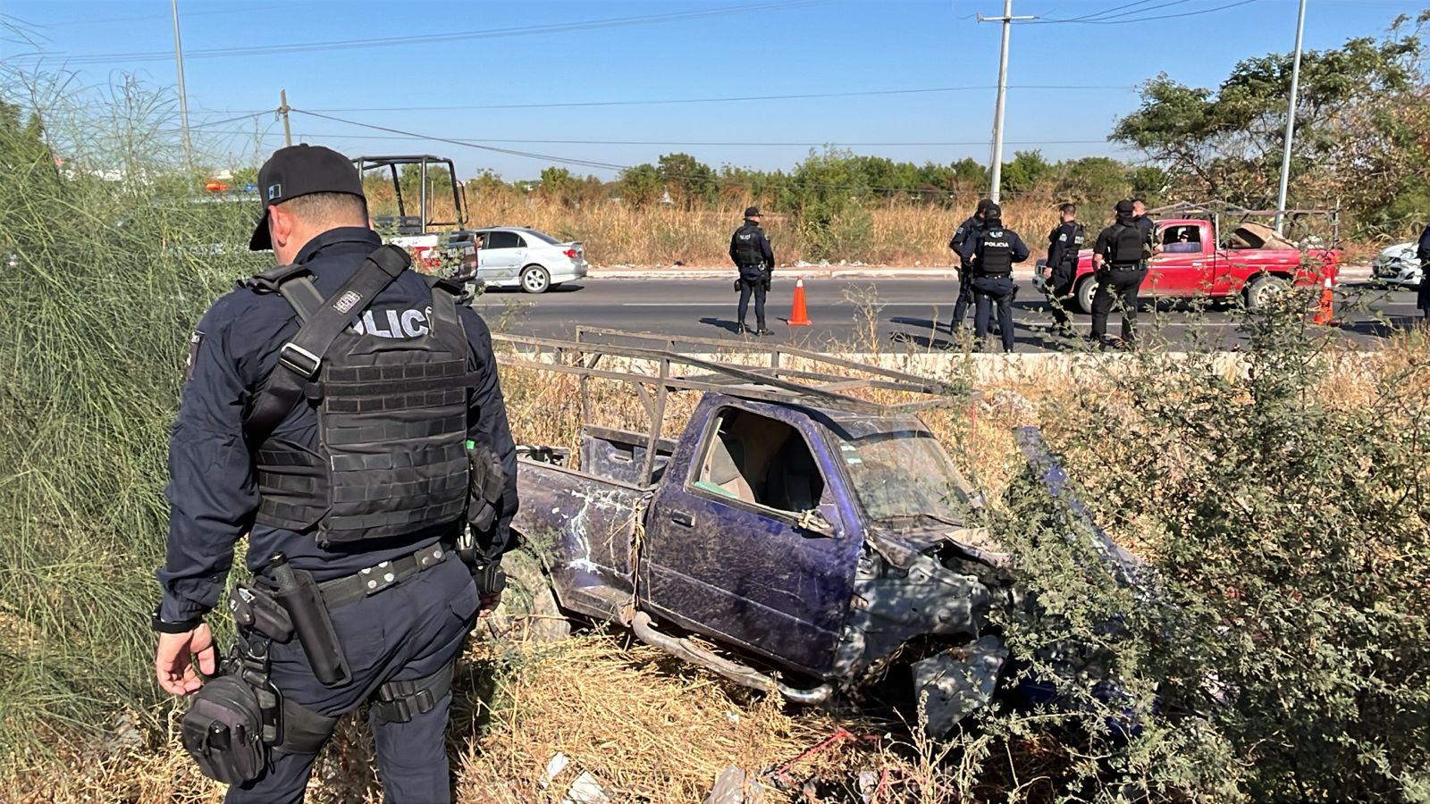 $!Reportan volcadura de camioneta de trabajo por La Costerita casi con Geovanny Zamudio; el chofer está grave