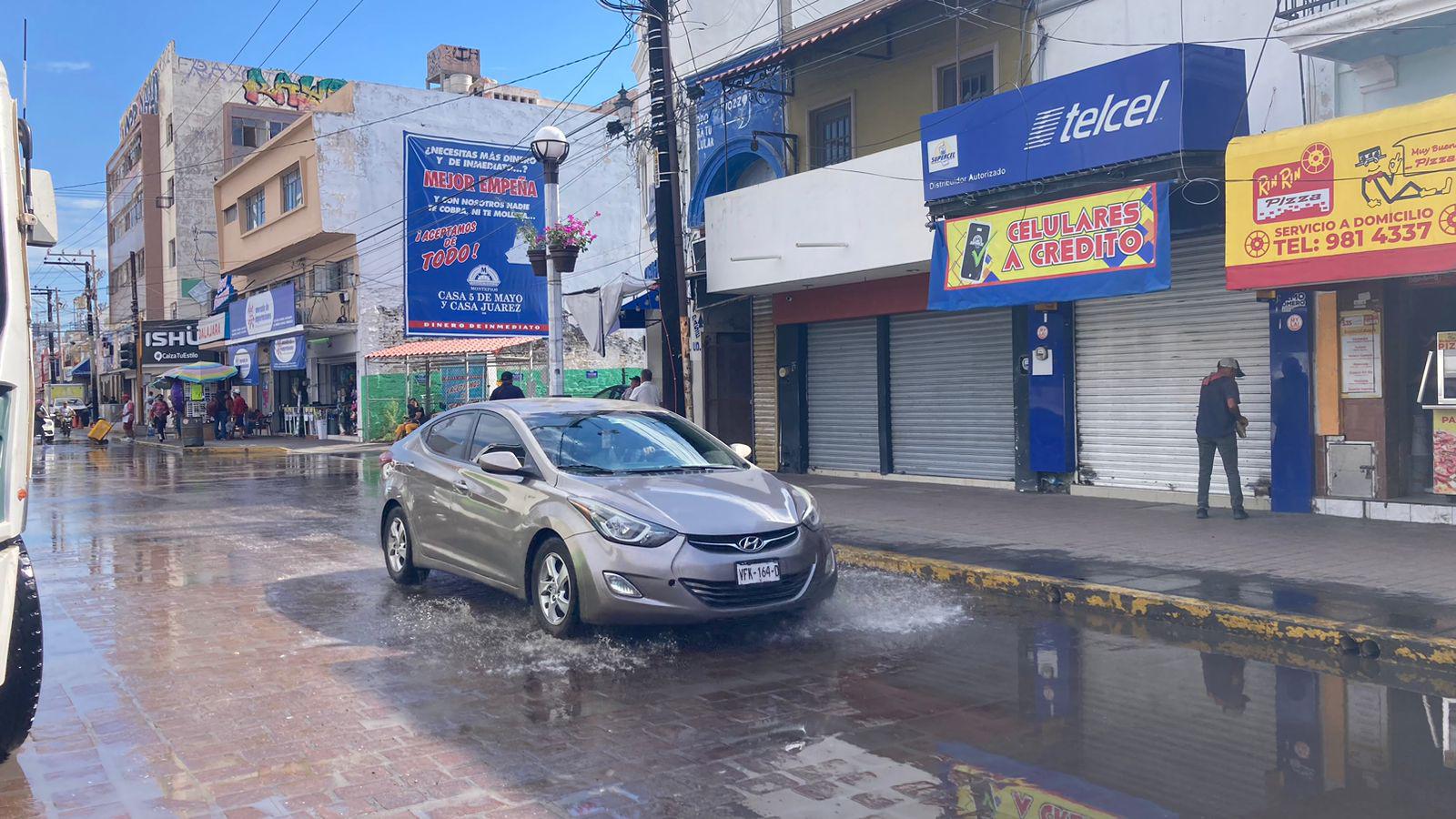 $!En pleno Centro de Mazatlán se desperdician miles de litros de agua potable por una fuga